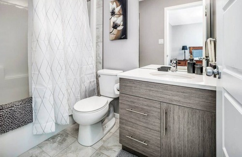 Lethbridge House | Modern & Spacious 4-BR, 3.5 Bath, Townhouse