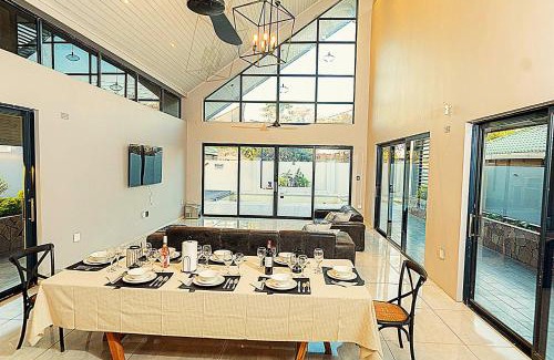 Victoria Falls Villa | Modern spacious 4-bedroom home
