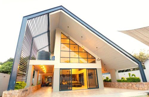 Victoria Falls Villa | Modern spacious 4-bedroom home
