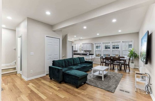 Lyn-Lake House | Modern Spacious 5 Bed 4 Bath Home Near Downtown