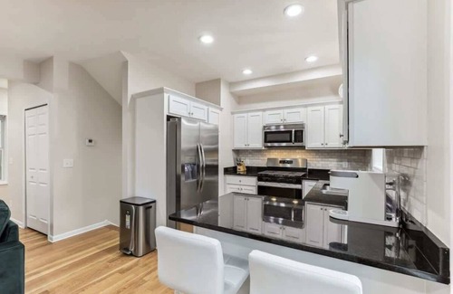 Lyn-Lake House | Modern Spacious 5 Bed 4 Bath Home Near Downtown
