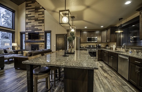 Deadwood House | Modern spacious 5 bedroom, 3.5 bath, paved roads, hot tub, wifi, pool access