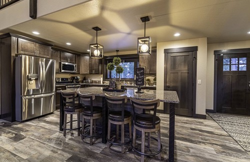 Deadwood House | Modern spacious 5 bedroom, 3.5 bath, paved roads, hot tub, wifi, pool access