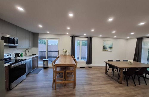 Newtonbrook House | Modern Spacious 6-Bedroom Retreat