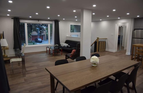 Newtonbrook House | Modern Spacious 6-Bedroom Retreat