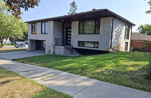Newtonbrook House | Modern Spacious 6-Bedroom Retreat