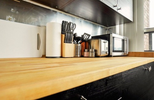 Yorkville Apartment | Modern, Spacious Bachelor Condo
