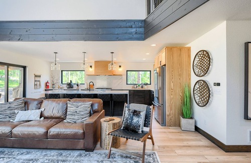 Deadwood Cabin | Modern Spacious Cabin in Powder House w/Hot Tub, Clubhouse Access to Pools!
