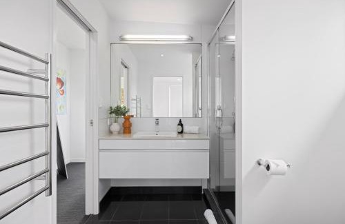 Mount Maunganui House | Modern, Spacious Home on Popular Muricata Av - Enjoy Beach, Surf & Sun