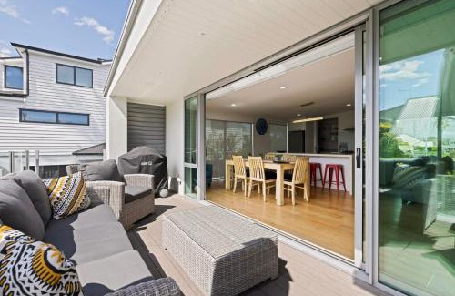 Mount Maunganui House | Modern, Spacious Home on Popular Muricata Av - Enjoy Beach, Surf & Sun