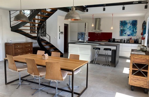 Bangor House | Modern Spacious Home Near Herlin Beach with Garden and Veranda