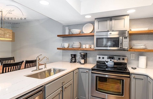 The Galena Territory House | Modern Spacious Lake View Villa | 3BR | King Beds | Amenity Access | Foosball!
