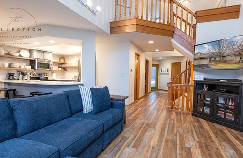 The Galena Territory House | Modern Spacious Lake View Villa | 3BR | King Beds | Amenity Access | Foosball!