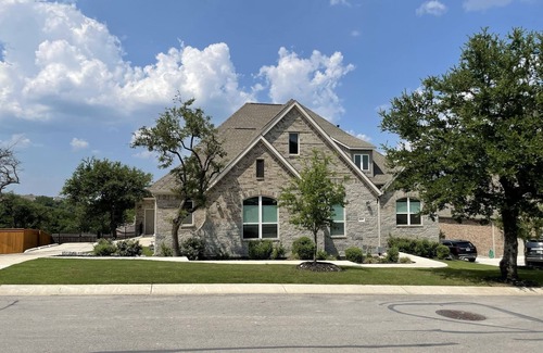 Highpointe House | Modern Spacious Living