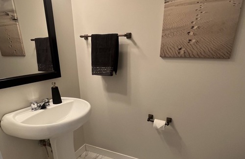Red Deer House | Modern spacious suite, south end, pet friendly!