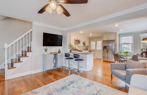 Parkville House | Modern & Spacious Townhome: 9 Mi to Dtwn Baltimore