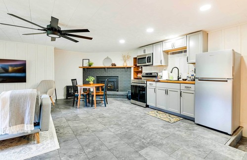 Ballston Spa Apartment | Modern Studio < 13 Mi to Saratoga Racetrack!