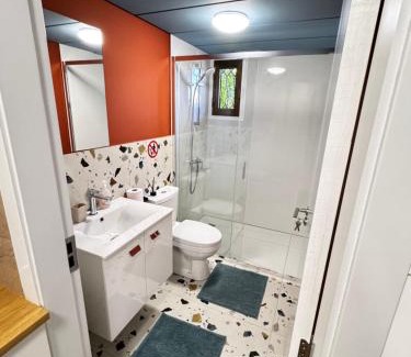 Limassol Apartment | Modern Studio 4 private Kitchenette and Bathroom