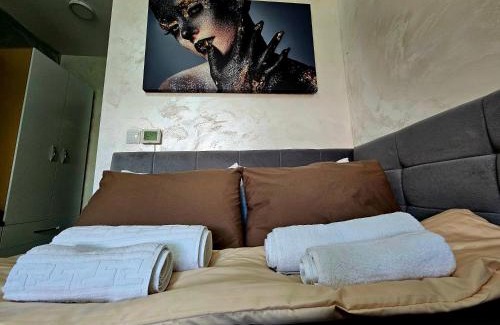 Onesti Apartment | Modern Studio 4