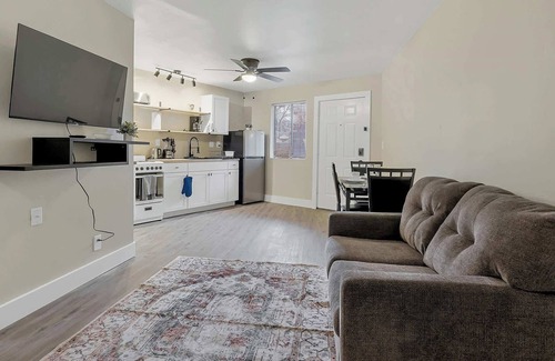 Huntsville Apartment | Modern Studio Apartment w Queen bed—Huntsville