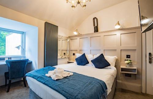 Sutton Cross Apartment | Modern Studio by the Marina