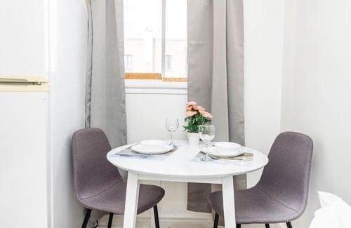 Centretown West Apartment | Modern Studio Condo - Heart of Chinatown