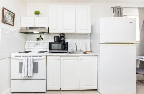 Centretown West Apartment | Modern Studio Condo - Heart of Chinatown