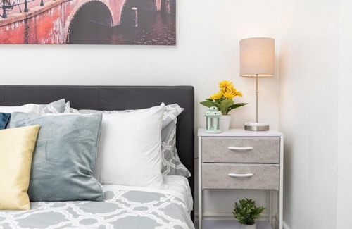 Centretown West Apartment | Modern Studio Condo - Heart of Chinatown