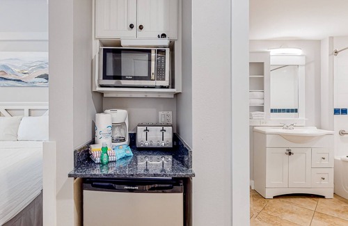 Baytowne Wharf Condo | Modern studio condo with pool, tennis, & golf