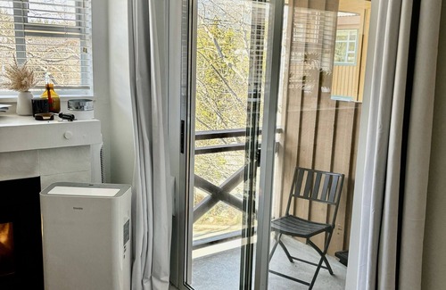 Village North Apartment | Modern Studio, Great Location, Free Parking & Hot Tub