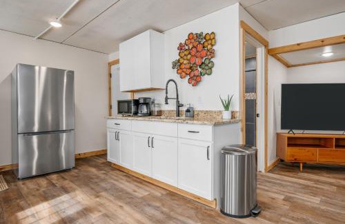 Mayfield House | Modern Studio in Beach Resort near TC