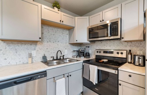 St. Johns House | Modern Studio + Loft & Full Bath | Cozy Stay