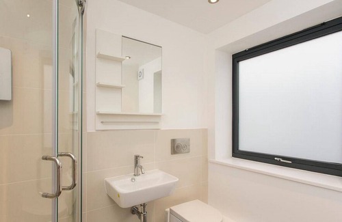 Harringay Apartment | Modern Studio w/ Terrace PARKING Finsbury Park