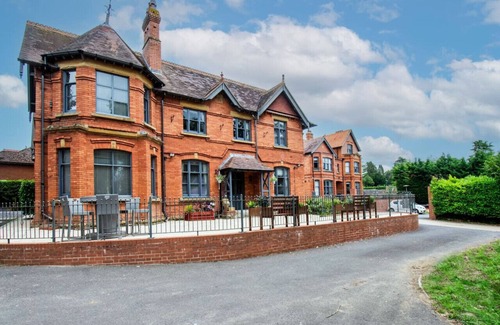 Yeovil Apartment | Modern Studio: Walk-In Shower, Gym Access & WiFi