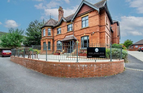 Yeovil Apartment | Modern Studio: Walk-In Shower, Gym Access & WiFi