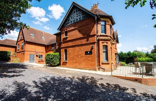 Yeovil Apartment | Modern Studio: Walk-In Shower, Gym Access & WiFi