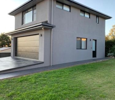 Guyra Apartment | Modern studio with fabulous views