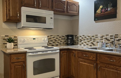 Roseville Apartment | Modern Studio With Full Kitchen & Bathroom