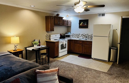 Roseville Apartment | Modern Studio With Full Kitchen & Bathroom