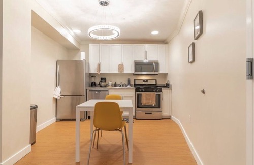 Norwalk Apartment | Modern studio with King bed - 3 mins from down town SONO