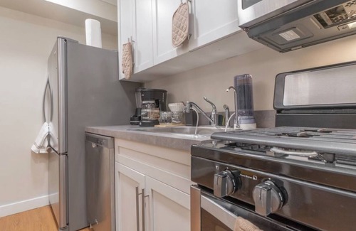 Norwalk Apartment | Modern studio with King bed - 3 mins from down town SONO