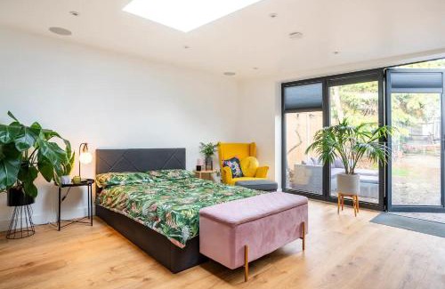 Loughton House | Modern Studio with parking in shared garden
