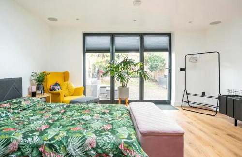 Loughton House | Modern Studio with parking in shared garden