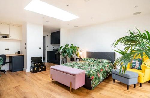 Loughton House | Modern Studio with parking in shared garden