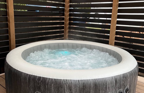 North Cowichan Apartment | Modern studio with soft tub -Ratcliffe Guest Suite