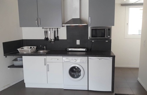 La Madeleine Apartment | modern studio with south-facing terrace, WiFi, 700 m to the beach, all shops