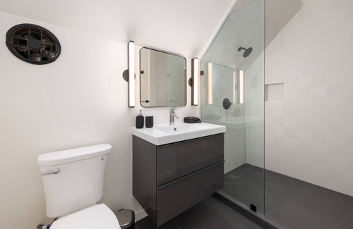 Duboce Triangle Apartment | Modern stunner in the heart of Duboce Triangle/Castro