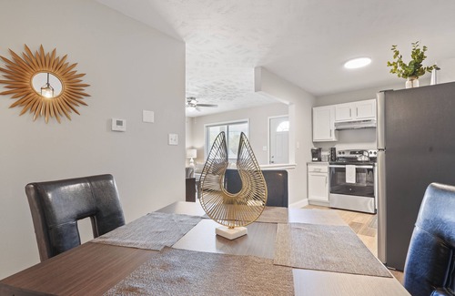 Springfield Apartment | Modern & Stylish 2BD, 1BA Retreat in Downtown Springfield Medical District!