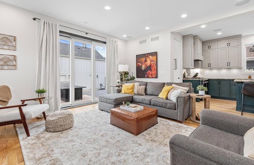 Kenny House | Modern & Stylish 4BR/4BA Getaway in SW Minneapolis!