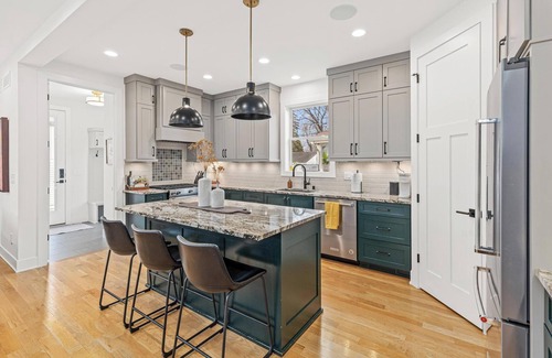 Kenny House | Modern & Stylish 4BR/4BA Getaway in SW Minneapolis!